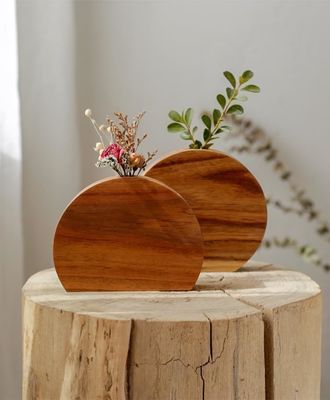Modern Design Style Wooden Vase Capable of Inserting Flowers for Anniversary Occasion