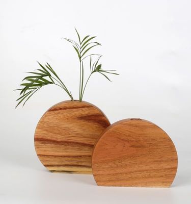 Modern Design Style Wooden Vase Capable of Inserting Flowers for Anniversary Occasion