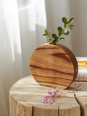 Modern Design Style Wooden Vase Capable of Inserting Flowers for Anniversary Occasion