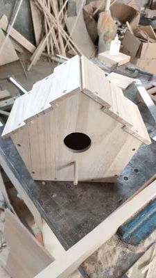 Customized Logo Acceptable Wooden Bird Feeder for Feeding Wild Birds in Decorative Paint