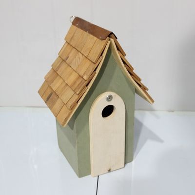 Windproof Solid Pattern Wooden Bird House with Custom Color Painted Garden Decor